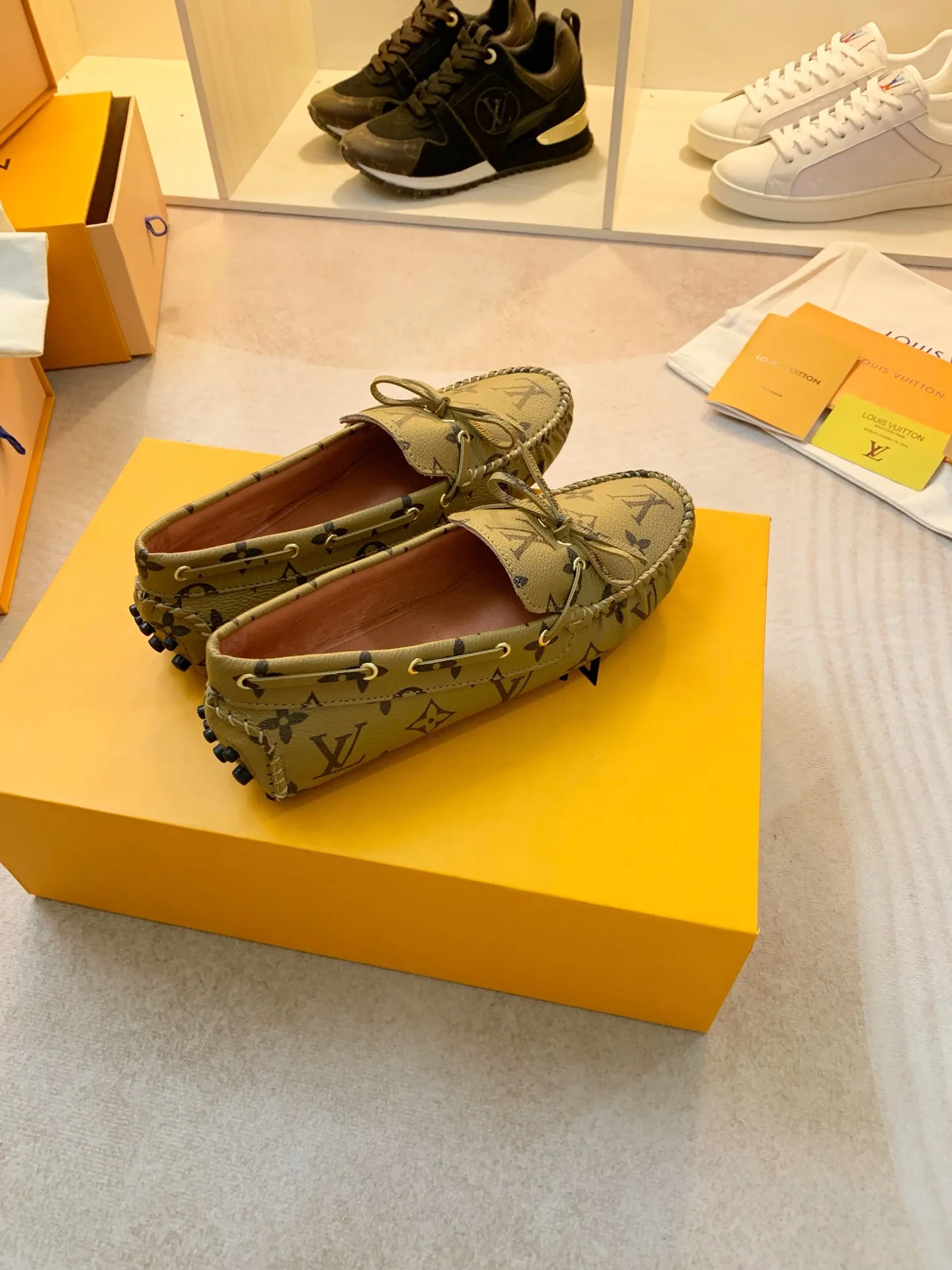 p460💰Couple model❤️🇫🇷 𝙇𝙤𝙪𝙞𝙨 𝙑𝙪𝙞𝙩𝙩𝙤𝙣 🇫🇷Louis Vuitton 2023 Classic𝓛𝓿 𝓣𝓻𝓪𝓲𝓷𝓮𝓻 Sports Series ➪➪➪¯ [Arizona Doudou Shoes Series] ▪️▪️▪️Arizona slip-on shoes are made of Monogram Eclipse canvas. Its hand-painted and dyed edges and hand-sewn uppers fully demonstrate Louis Vuitton's traditional shoemaking craftsmanship. This slip-on shoe is very lightweight. The integrated tongue and upper make it particularly comfortable and flexible. The soft outsole is equipped with rubber padding. Decorated with matching sash. Detailed features: ☑️Monogram Eclipse canvas ☑️Black Eclipse pattern ☑️Hand-painted shoe edges ☑️Hand-sewn uppers (each pair takes time to process) ☑️Integrated tongue and upper construction ☑️Outsole equipped with rubber lining ☑️size: 35_46